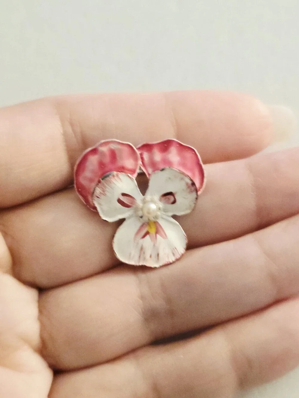 Vintage Victorian Revival Pansy 70s enamel Pink pin pearl center signed Gerrys
